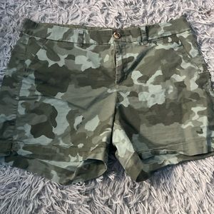 Camo Midrise khaki shorts